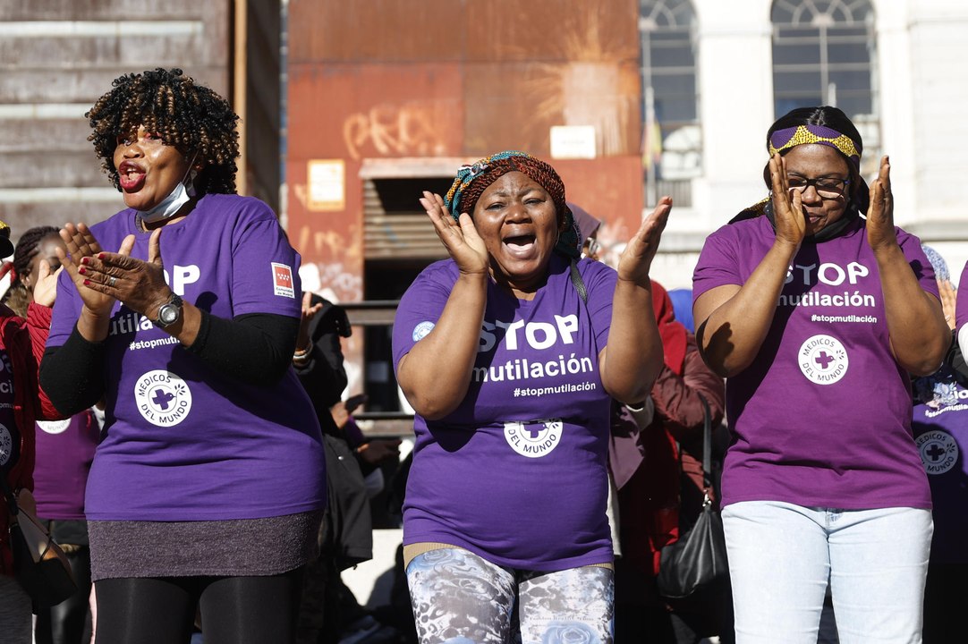 Mujeres activistas de Médicos del Mundo realizan una performance contra la mutilación genital en Madrid