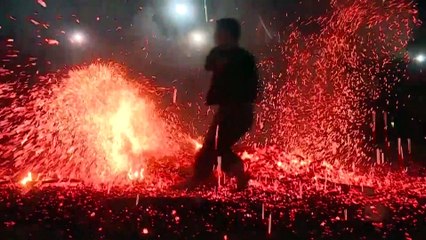 Vietnam : ils marchent sur la braise et perpétuent la tradition de l'ethnie Pa Then