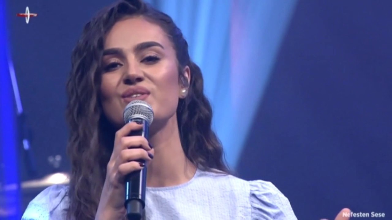 Elif Buse Doğan / Yemeni bağlamış telli başına