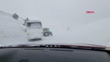 KÜTAHYA'DA KOCAYAYLA GEÇİDİ, KAR NEDENİYLE TRAFİĞE KAPATILDI