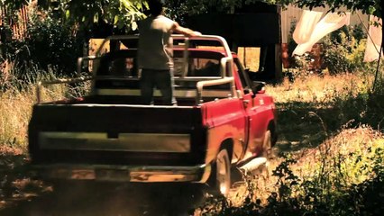 En las afueras de la ciudad | movie | 2014 | Official Trailer