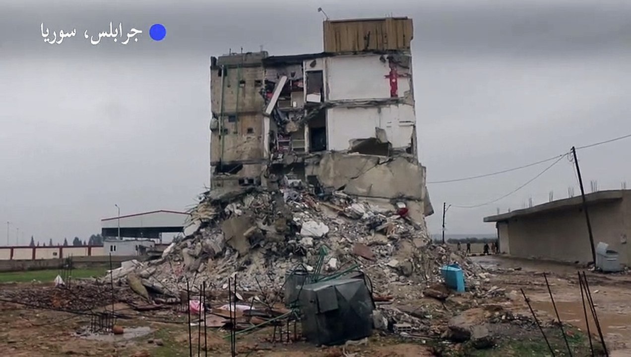 انهيار مبنى في حلب بعد هزة أرضية ثانية