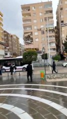 Şanlıurfa'da 8 katlı bina böyle yıkıldı...Enkaz altında 5 kişinin kaldığı bildiriliyor