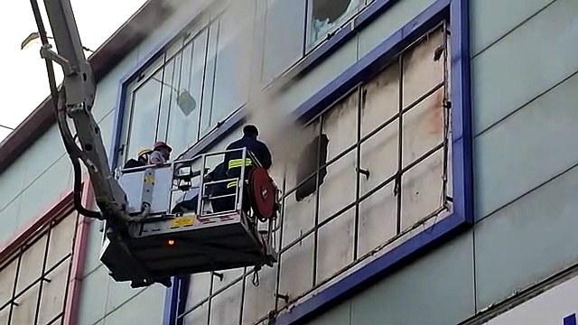 स्मार्ट बाजार में लगी आग, हाइड्रोलिक लिफ्ट का इस्तेमाल कर आग पर काबू पाया