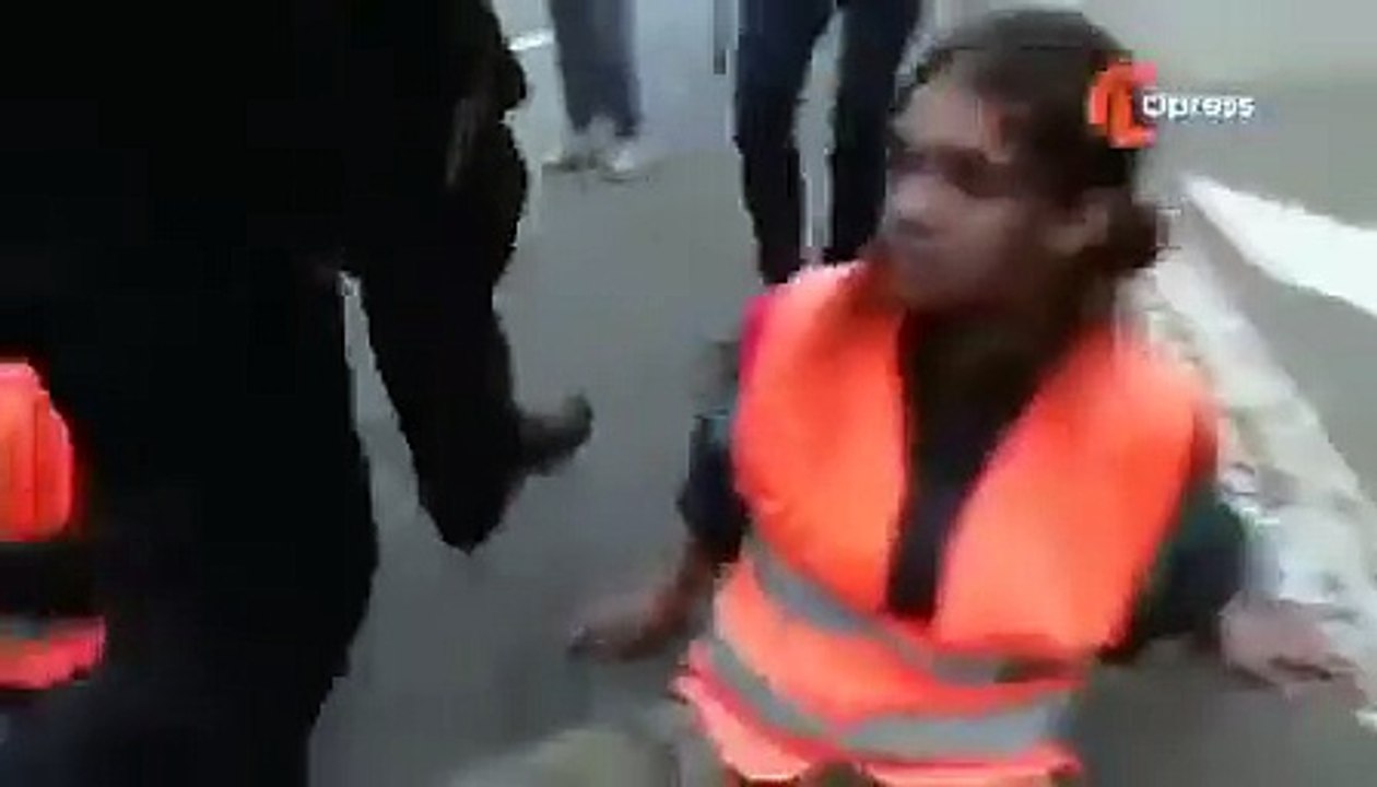 HOW FRENCH police DEAL WITH PEOPLE WHO GLUE THEIR HANDS TO THE STREET -France life