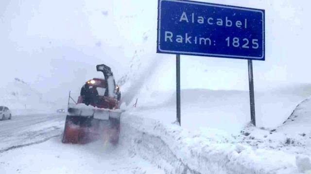 Antalya-Konya karayolunda ulaşım güçlükle sağlanıyor
