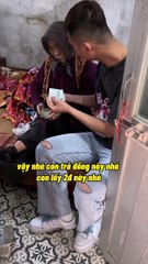 Cháu trai sắp sang Nhật, cụ bà cố dúi tiền vào tay bắt lấy bằng được