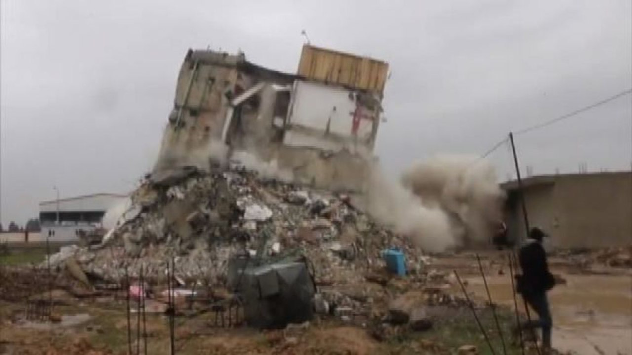 Sisma, l'impressionante crollo di un edificio ad Aleppo