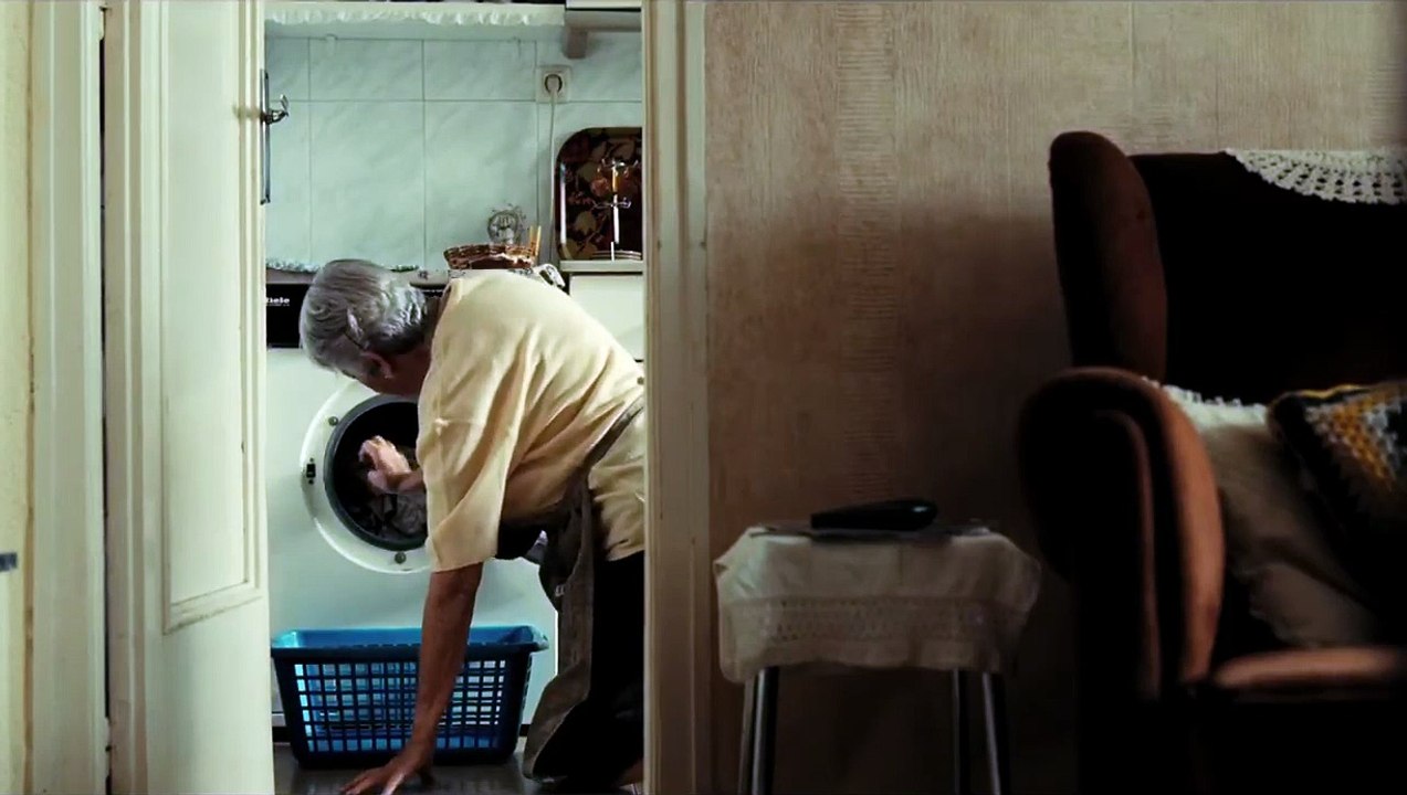 Luisa no está en casa | movie | 2012 | Official...