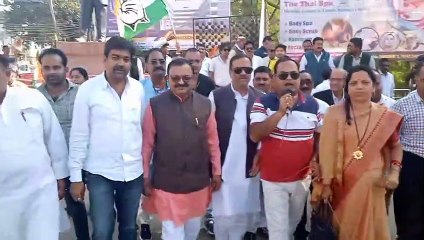 video story कांग्रेसियों ने एलआईसी एवं एसबीआई के सामने किया विरोध प्रदर्शन