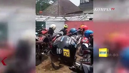 下载视频: Akibat Angin Kencang, Belasan Motor di Pandeglang Tertimpa Atap Parkiran