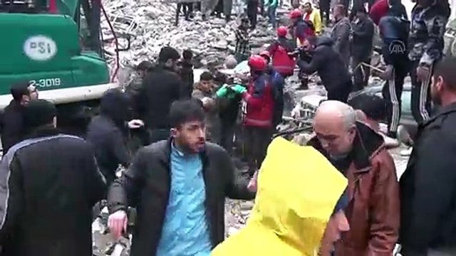 Bir kız çocuğu enkazdan böyle çıkarıldı