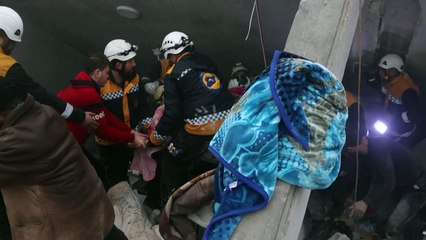 منقذون سوريون ينتشلون ناجين من تحت الأنقاض في سرمدا