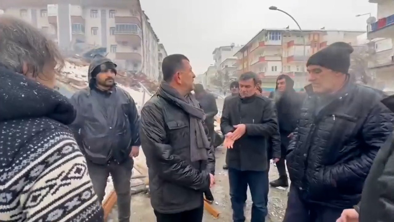 Ağbaba: Arama kurtarma çalışmaları durmuş durumda, kurtarılmazsa soğuktan ölecekler