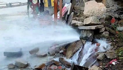 Video... दूध तलाई मार्ग पर पाइप लाइन फूटी