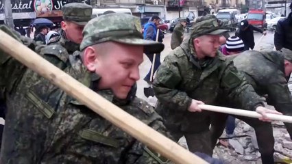 300 جندي روسي يساعدون في رفع الأنقاض في سوريا بعد الزلزال