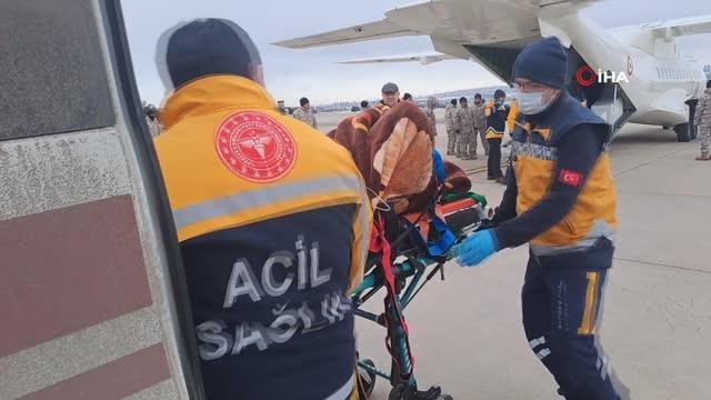 MSB: Deprem bölgesinden kurtarılan vatandaşlarımız, Türk Silahlı Kuvvetlerimize ait ambulans uçaklarla Ankara ve İstanbul'a getirilerek tedavi...
