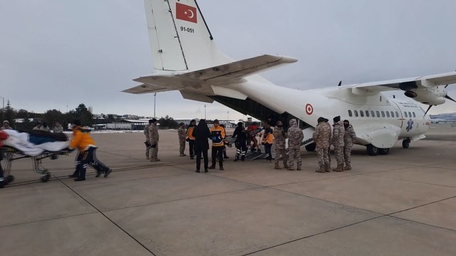 Depremde yaralananlar Ankara ve İstanbul’a getirilerek tedavi altına alınıyor