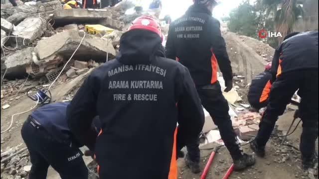 Manisa İtfaiyesi, depremin ardından enkazda arama-kurtarma çalışmalarına başladı