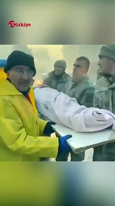 Enkazdan Kurtarılan Çocuğun Askere Tepkisi: Ben Seni Bir Yerden Tanıyorum #kahramanmaraş #shorts