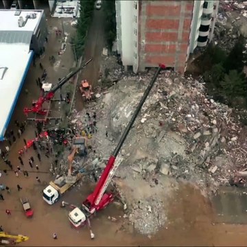 Gaziantep Depremde yıkılan binalarda arama kurtarma çalışmaları devam ediyor