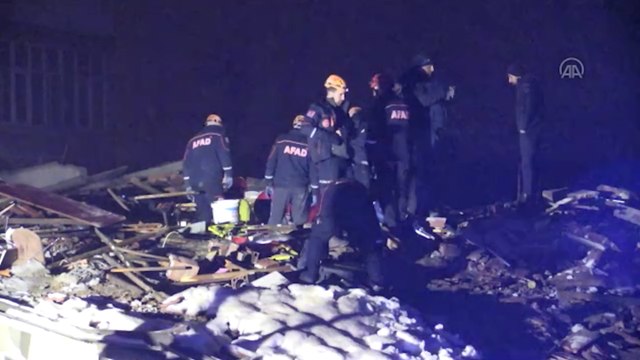 Enkaz altında yaptığı sosyal medya paylaşımıyla hayata tutundu