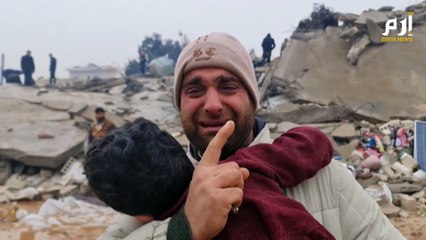 سوري يفقد 12 شخصا من أقاربه جراء الزلزال.. حرقة وكلمات مؤثرة