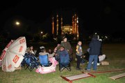 Adana'da vatandaşlar geceyi park ve bahçelerde geçiriyor