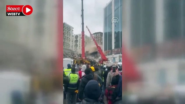 Arama kurtarma çalışması yapılırken diğer binanın yıkılma anı cep telefonuyla görüntülendi