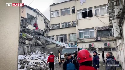 Deprem nedeniyle yollarda çökme meydana geldi