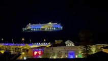Sanremo 2023, in rada lo spettacolo della nave Costa Smeralda in tricolore - Video