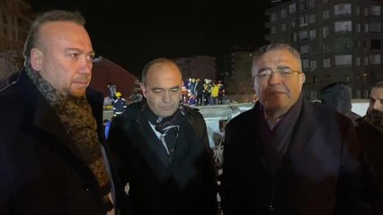 CHP Milletvekilleri Diyarbakır'da, Yıkılan 7 Katlı Apartmanın Önünde.