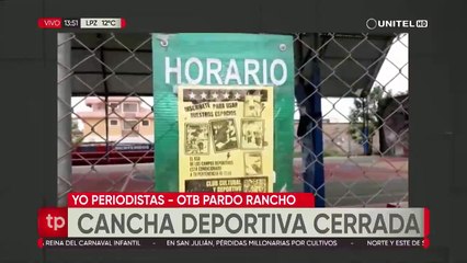 Cae un poste en Vinto y un imprudente motociclista mira el celular mientras conduce