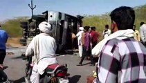 Bus accident : जीप से टकराकर बस पलटी, नौ यात्री घायल