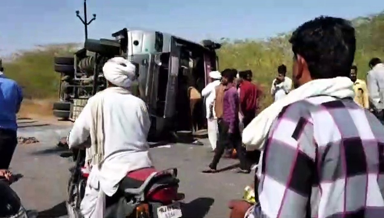 Bus accident : जीप से टकराकर बस पलटी, नौ यात्री...