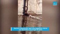 Vecinos denuncian que una papelera vierte sus desechos al arroyo El Gato