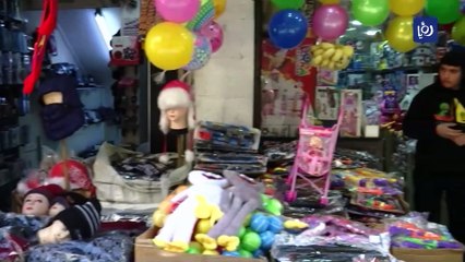 المنخفض الجوي.. مالكو محال تجارية في وسط البلد يحتاطون تحسبا لغرق بضائعهم 