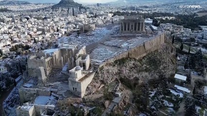 شاهد: الثلوج تغطي أثينا واضطرابات في حركة النقل