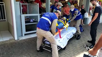 Mulher atingida por fachada da Lojas Americanas é socorrida novamente