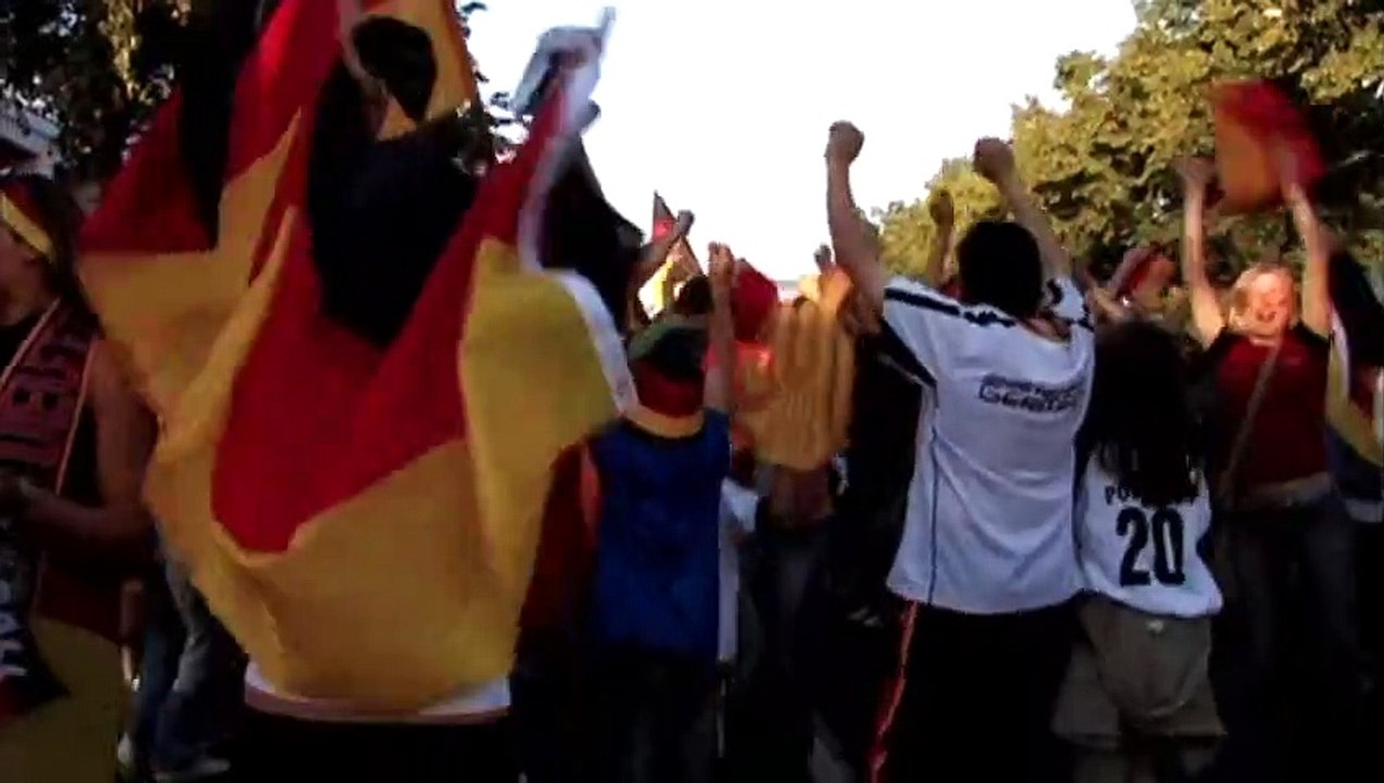 Bis zum Ellenbogen | movie | 2007 | Official Trailer