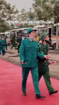 Nam thanh niên trước khi nhập ngũ vừa khóc vừa gọi mẹ ơi, cán bộ địa phương phải nắm tay an ủi