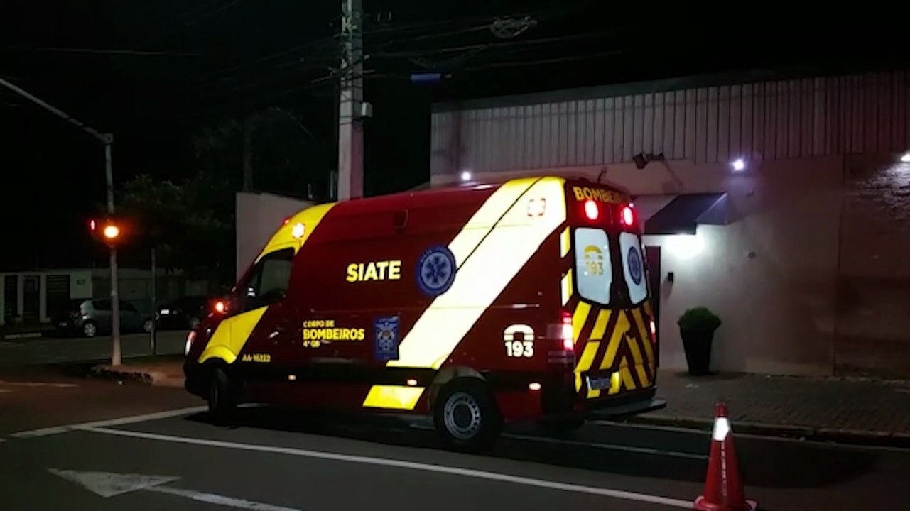Homem sofre torção no tornozelo durante partida de Futebol