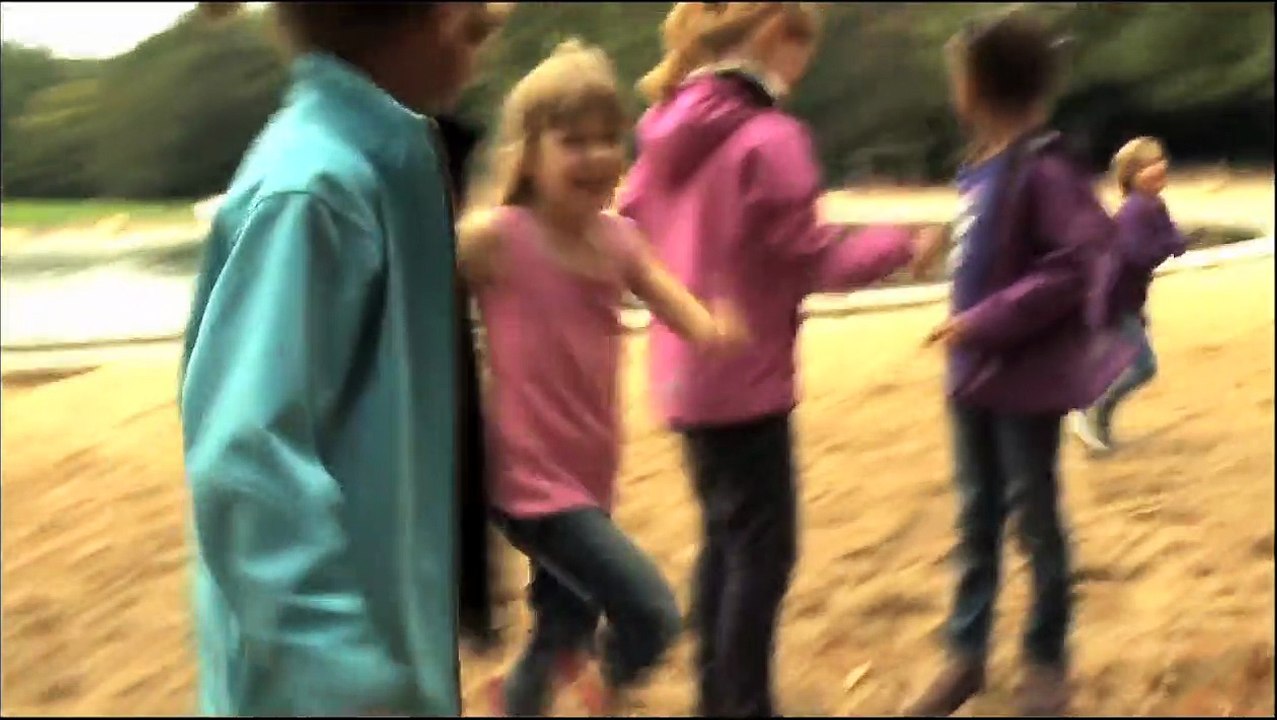 Friedlich in die Katastrophe | movie | 2013 | Official Trailer