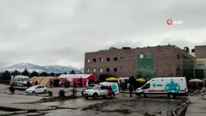 Gaziantep'te deprem sonrası hastane bahçesi ve yoldaki asfalt böyle ayrıldı