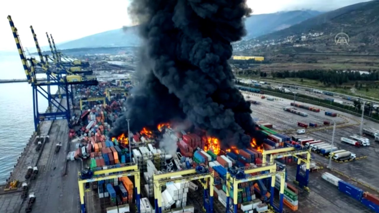 İskenderun Limanı’nda çıkan yangın sürüyor