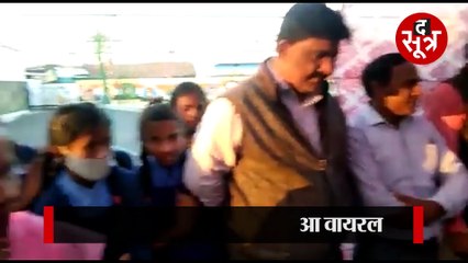 गांधी जी पर आपत्तिजनक कविता पढ़ता रहा बच्चा, बीजेपी विधायक बजाते रहे ताली