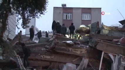 Enkazın başında gözyaşlarıyla yakınlarının kurtarılmasını bekliyor