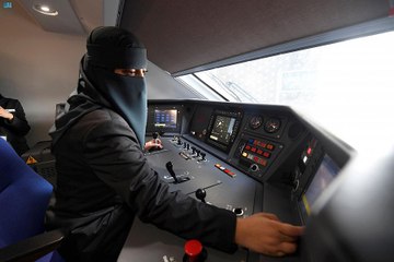 ثراء علي.. من قيادة السيارات في المدن إلى قيادة أسرع قطارات العالم!