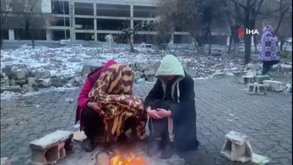 Enkaz bölgesinde ateş başında sabahladılar