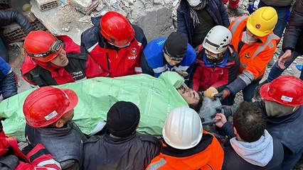 Diyarbakır'da yıkılan binanın enkazından 27 saat sonra 1 kişi kurtarıldı